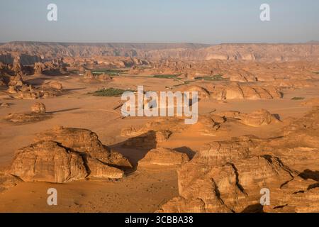 Arabia Saudita, al Ula, valle del deserto punteggiata da formazioni rocciose di arenaria ocra, tra cui Elephant Rock (vista aerea) Foto Stock