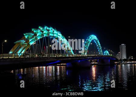 Ponte del drago a da Nang, Vietnam di notte: Punto di riferimento iconico, vista panoramica, fotografia di viaggio Foto Stock