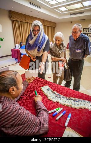 23 ottobre 2016: Una coppia anziana che visita una moschea di Anahem, CA, vede i loro nomi scritti in arabo. Nota il visitatore a sinistra con un hijab, o la tradizionale sciarpa islamica femminile. (Immagine di credito: © Spencer Grant/ZUMA Press Wire) Foto Stock