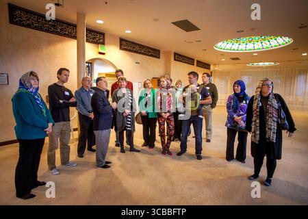 19 febbraio 2017: Una guida mostra i membri della comunità locale non musulmani attraverso una moschea il giorno dei visitatori a Mission Viejo, CA. Nota la scritta araba sul muro, il lucernario in vetro colorato e le donne che indossano hijab, la tradizionale sciarpa musulmana femminile. (Immagine di credito: © Spencer Grant/ZUMA Press Wire) Foto Stock
