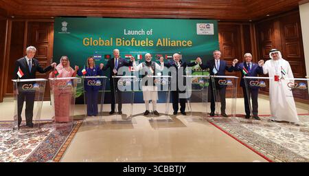 9 settembre 2023, nuova Delhi, India: in piedi da sinistra, il primo ministro di Singapore Lee Hsien Loong, il primo ministro del Bangladesh Sheikh Hasina, il primo ministro italiano Giorgia Meloni, il presidente degli Stati Uniti Joe Biden, il primo ministro indiano Narendra modi, il presidente brasiliano Luiz Inacio Lula da Silva, il presidente argentino Alberto Fernandez, il primo ministro delle Mauritius Pravind Kumar Jugnauth e il presidente degli Emirati Arabi Uniti Mohamed bin Zayed, in posa per la foto di gruppo durante il lancio del Global Biofuels al G20 settembre 2023 a nuova Delhi. (Immagine di credito: © PIB/Press Information/Planet Foto Stock