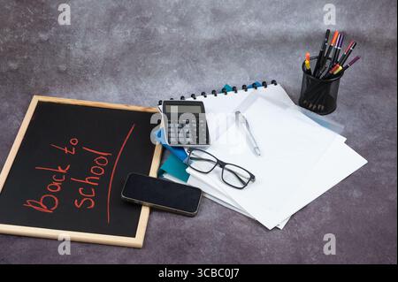 Una lavagna che riporta la frase scritta a scuola Foto Stock