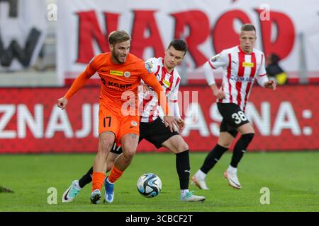 2 novembre 2023, Cracovia, Polonia: Marek Mroz di Zaglebie Lubin (L) e Mateusz Bochenek di Cracovia Cracovia (R) in azione durante la partita di calcio della fortuna Polish Cup 2023/2024 tra Cracovia Cracovia e Zaglebie Lubin allo stadio di Cracovia. Punteggio finale; Cracovia Krakow 1:0 Zaglebie Lubin. (Immagine di credito: © Grzegorz Wajda/SOPA Images via ZUMA Press Wire) Foto Stock
