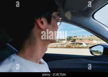 Un uomo oltrepassa il segno di Marsiglia in Francia Foto Stock
