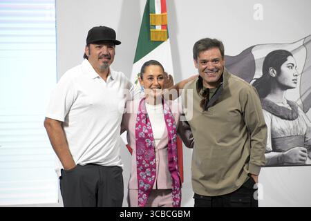 Non esclusiva: Il presidente messicano Claudia Sheinbaum Pardo, accompagnato da René Orlando Martínez e Ricardo Javier Muñoz membri della band messicana in Foto Stock