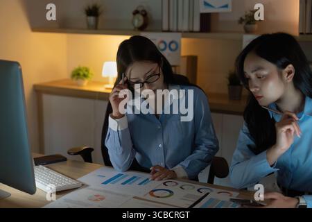 Pianificazione strategica. Due donne che analizzano i dati di budget e i grafici in un ambiente accogliente. Foto Stock