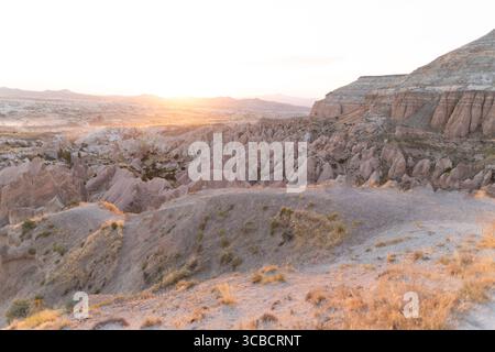 Splendido paesaggio montano al tramonto in Cappadocia Foto Stock