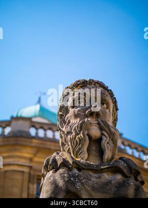 Statua fuori dallo Sheldonian Theatre, Oxford Foto Stock