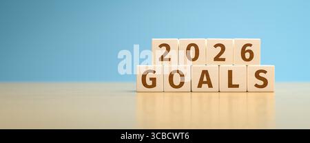 Cubi di legno che formano il testo "2026 GOAL". Concetto di pianificazione delle azioni e degli obiettivi per il 2026. Foto Stock