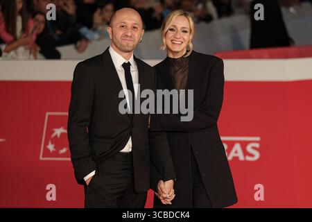 21 ottobre 2023, Roma, Italia: Gianni D'Addario (L) e Sara Drago (R) assistono ad un Red carpet per il film ''Palazzina LAF'' durante il 18° Festival del Cinema di Roma all'Auditorium Parco della musica di Roma. (Immagine di credito: © Elena Vizzoca/SOPA Images via ZUMA Press Wire) Foto Stock