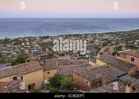 Dalla cima del Monte Nai si gode di una vista senza ostacoli sulla Costa Rei, un tratto di costa turistico sull'isola mediterranea della Sardegna Foto Stock