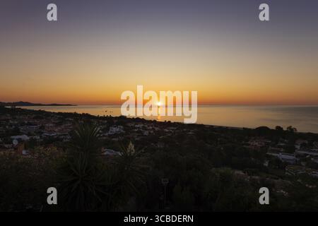 Il sole sorge sulla Costa Rei, un tratto di costa dell'isola mediterranea italiana della Sardegna, Monte Nai, Costa Rei, Sardegna, Italia Foto Stock
