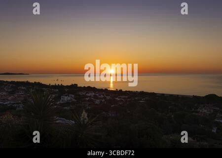 Il sole sorge sulla Costa Rei, un tratto di costa dell'isola mediterranea italiana della Sardegna, Monte Nai, Costa Rei, Sardegna, Italia Foto Stock