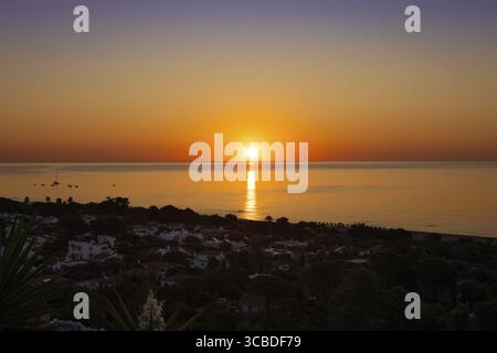 Il sole sorge sulla Costa Rei, un tratto di costa dell'isola mediterranea italiana della Sardegna, Monte Nai, Costa Rei, Sardegna, Italia Foto Stock