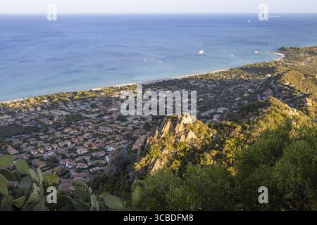 Dalla cima del Monte Nai si gode di una vista senza ostacoli sulla Costa Rei, un tratto di costa turistico sull'isola mediterranea della Sardegna Foto Stock