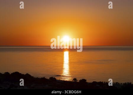 Il sole sorge sulla Costa Rei, un tratto di costa dell'isola mediterranea italiana della Sardegna, Monte Nai, Costa Rei, Sardegna, Italia Foto Stock