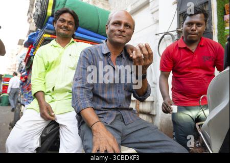 Streets of Mumbai, Masjid Bunder, India, piccole imprese e lavoratori in baraccopoli, gruppo di persone, 04.03.2025 Foto Stock