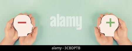 Mente positiva e negativa, concetto di salute mentale, stress, depressione, supporto, autostima e stile di vita, testa con il segno più e meno Foto Stock