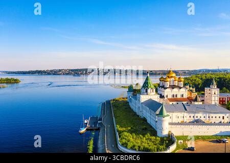 Vista aerea dal drone del monastero ortodosso della Santissima Trinità di Ipatievsky durante l'estate con il fiume Volga a Kostroma, Russia Foto Stock