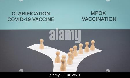 La folla di persone segue il percorso della vaccinazione mpox, si vuole chiarire il vaccino covid-19, la propaganda, la teoria della cospirazione, i media e la manipolazione Foto Stock