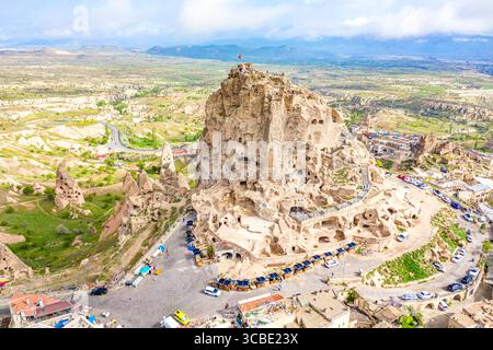 Vista aerea dal drone del castello di Uchisar in Cappadocia, Turchia. Foto Stock