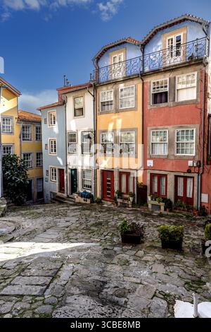 Case colorate in una piccola piazza nel centro storico di Porto, Portogallo. Foto Stock