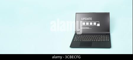 Caricamento degli aggiornamenti, schermo del laptop con barra di avanzamento, caricamento dei dati, concetto aziendale, applicazione di installazione Foto Stock