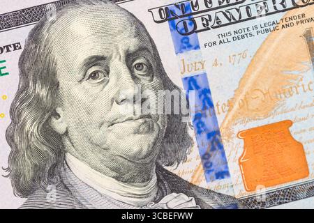 Ritratto del volto di Benjamin Franklin sulla banconota da 100 dollari. Scatto macro. Foto Stock