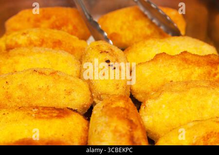 Diverse polpette fritte succose in olio, primo piano. Foto Stock