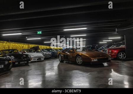 Garage per auto d'epoca duke of london a londra, inghilterra, regno unito, che espone automobili d'epoca e da collezione in un elegante ambiente retrò. Foto Stock