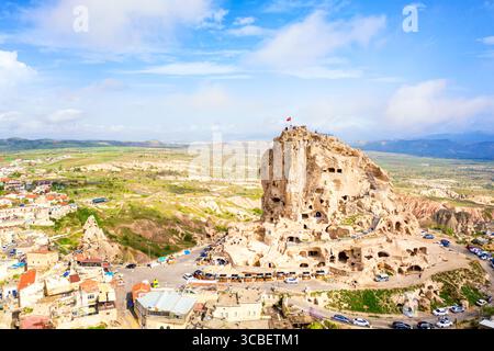 Vista aerea dal drone del castello di Uchisar in Cappadocia, Turchia. Foto Stock