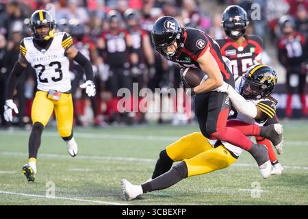 29 ottobre 2022: Il wide receiver degli Ottawa Redblacks Keaton Bruggeling (87) viene placcato dal linebacker degli Hamilton Tiger-Cats Justin Tuggle (22) durante la partita CFL tra Hamilton Tiger-Cats e Ottawa Redblacks tenutasi al TD Place Stadium di Ottawa, Canada. Daniel Lea/CSM (immagine di credito: © Daniel Lea/CSM via ZUMA Press Wire) Foto Stock