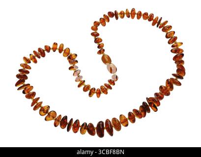 Una collana di pezzi di ambra marrone, isolato su sfondo bianco Foto Stock