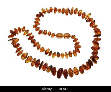Una collana di pezzi di ambra marrone, isolato su sfondo bianco Foto Stock