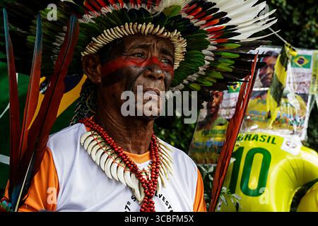 30 dicembre 2022, San Paolo, Brasile: Indigenou Akazu-Y della tribù Tabajara Tabepa diventa emozionale di fronte all'Albert Einstein Hospital durante l'onore della stella del calcio brasiliano Pele, a San Paolo. Edson Arantes do Nascimento, noto al mondo come Pele, è morto all'ospedale giovedì all'età di 82 anni. (Immagine di credito: © Marcelo Chello/ZUMA Press Wire) Foto Stock