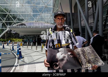 30 dicembre 2022, San Paolo, SP, Brasile: Miltonlino Souza, un fan di Pele, con in mano un libro fotografico con la sua immagine davanti all'Albert Einstein Hospital durante la celebrazione della star del calcio brasiliano, a San Paolo, Brasile, venerdì 30 dicembre, 2022. Edson Arantes do Nascimento, noto al mondo come Pele, è morto in ospedale giovedì all'età di 82 anni. (Immagine di credito: © Marcelo Chello/ZUMA Press Wire) Foto Stock