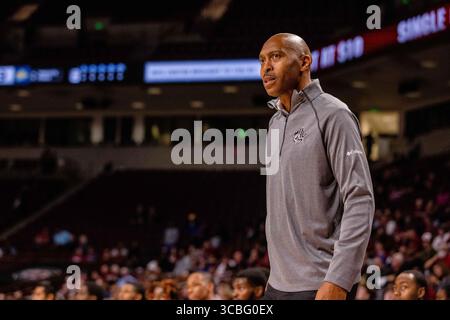 2 novembre 2022: Allenatore dei Mars Hill Lions Larry Davis durante il primo tempo contro i South Carolina Gamecocks nel match di pallacanestro NCAA alla Colonial Life Arena di Columbia, SC. (Scott Kinser/Cal Sport Media) (immagine di credito: © Scott Kinser/CSM tramite ZUMA Press Wire) Foto Stock
