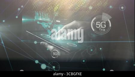 Controllo dell'interfaccia olografica 5G su tablet in laboratorio virtuale, con mappa del mondo e istogramma. Tecnologia, innovazione, interfaccia, digitale, connettività Foto Stock