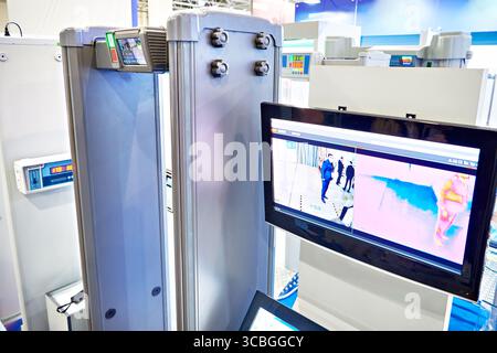 Dispositivo di ispezione fisso con rilevatore di metalli e misurazione della temperatura Foto Stock