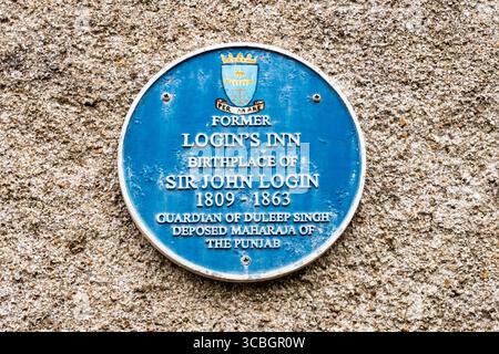 Placca blu sul sito dell'ex Login's Inn a Stromness. Luogo di nascita di Sir John Login. Foto Stock
