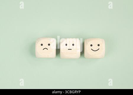 Faccia felice sorridente e triste, salute mentale, atteggiamento, mente positiva e negativa, influenza emozione, sostegno e depressione Foto Stock