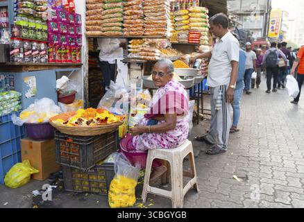 Strade di Mumbai, Masjid Bunder, India, piccole imprese e lavoratrici in baraccopoli, donna che vende fiori, 06.03.2025 Foto Stock