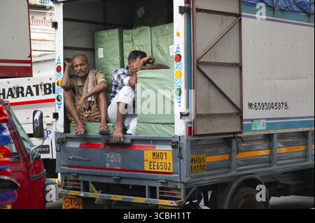 Strade di Mumbai, Masjid Bunder, India, lavoratori dormono al camion carico, trasporti e autista sovraccarico, 04.03.2025 Foto Stock