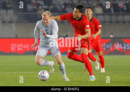 11 novembre 2022, HWASUNG, GYEONGGI, COREA DEL SUD: 11 novembre 2022-Hwaseong, Corea del Sud-Viktor Karl Elnarsson dell'Islanda e Park Jisu della Corea del Sud azione durante l'amichevole internazionale presentata da Hana Bank Corea del Sud V islanda all'Hwaseong Sports Complex di Hwaseong, Corea del Sud. (Immagine di credito: © Ryu Seung-il/ZUMA Press Wire) Foto Stock