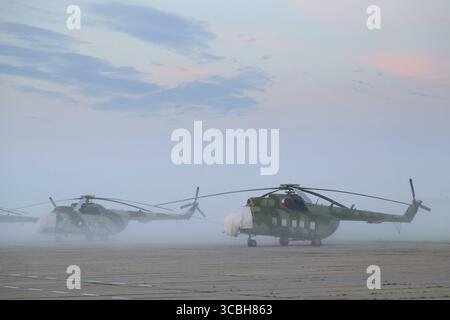 Elicotteri militari mi-8 presso l'aeroporto la mattina presto prima dell'alba, Bielorussia Foto Stock