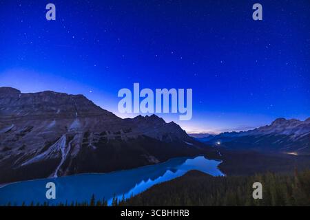 13 ottobre 2022, Alberta, Canada: Le stelle dell'Orsa maggiore, il grande Orso, sulle acque del lago Peyto, Banff, al crepuscolo. Arcturus in BÃ¶otes, il driver dell'orso, si sta aprendo sulla vetta a sinistra. Ursa Major contiene le sette stelle che compongono il Big Dipper, noto anche come The Plough o The Wagon. Era il 13 ottobre 2022 in una notte molto chiara nelle Montagne Rocciose. Si tratta di una pila di 6 esposizioni da 30 secondi per il suolo e di una singola esposizione da 30 secondi per il cielo, il tutto a f/2,8 con l'obiettivo Canon RF da 15-35mm a 15mm e Canon R5 a ISO 800. (Immagine di credito: © Alan Dyer/VW Pics vi Foto Stock