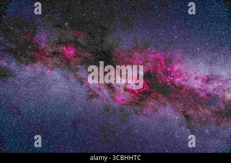 6 agosto 2022, Alberta, Canada: Una cornice delle principali aree di nebulosità luminosa e scura in Cygnus e Cefeo, mostrando nebulose a emissione rosa in contrasto con le regioni scure polverose del Cygnus e nelle braccia di Perseo della via Lattea. CEPHEUS si trova in alto a sinistra; Cygnus settentrionale è a destra, con la luminosa nube stellare di Cygnus a destra del centro. Gli effetti di arrossamento (o ingiallimento) della polvere interstellare nei bracci a spirale della via Lattea sono evidenti... la stella blu brillante Deneb è a sinistra del centro. Subito sotto e al centro si trova la Nebulosa del Nord America, NGC 7000, e il suo compagno adiacente Pelican Foto Stock