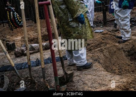 23 settembre 2022, Ucraina: I lavoratori forensi esprimono più di 430 vittime di guerra e le mettono in sacchi corpo mentre la polizia Ucraina e le squadre per i crimini di guerra con l'Ufficio regionale ProsecutorÃs di Charkiv continuano le esumazioni di tombe non marcate a Izium, liberate il 10 settembre dopo più di cinque mesi sotto l'occupazione russa il 23 settembre 2022. (Immagine di credito: © Byron Smith/ZUMA Press Wire) Foto Stock