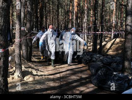 21 settembre 2022, Ucraina: I lavoratori forensi esprimono più di 430 vittime di guerra e le collocano in sacchi corpo mentre la polizia Ucraina e le squadre per i crimini di guerra con l'Ufficio regionale ProsecutorÃs di Charkiv continuano le esumazioni di tombe non marcate a Izium, liberate il 10 settembre dopo più di cinque mesi sotto l'occupazione russa il 23 settembre 2022. (Immagine di credito: © Byron Smith/ZUMA Press Wire) Foto Stock