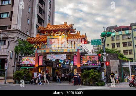 Taipei Taiwan 31 maggio 2025: Ingresso del mercato notturno di Huaxi Street. Uno dei mercati notturni più antichi e famosi di Taipei Foto Stock